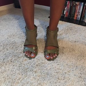 Olive Green Kenneth Cole Reaction heels